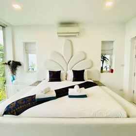 Room 1 Best World Vision, Mummified Monk Hotels