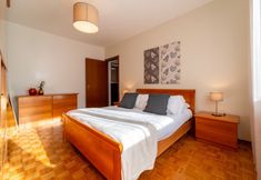 อื่นๆ 5 Scarlet Apartment with Garden