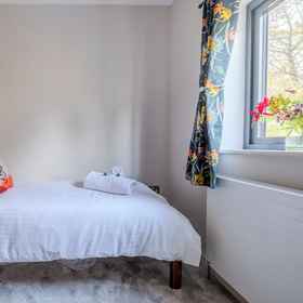 Room 1 Old Vicarage Gardens, Haselbury Plucknett Hotels