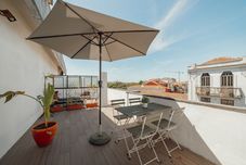 Khác Downtown Classic With Terrace by Vacationy