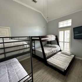 Room 1 Spacious 5-bedroom Home for Large Family, Southfork Ranch Hotels