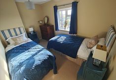 Others 2 King Arthur's Rest - Sleeps 10, Hot Tub & Garden