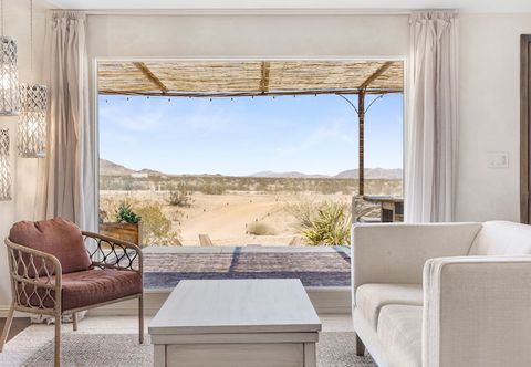 기타 Desert Moon - Serene Desert Views & Design 3 Bedroom Home by RedAwning