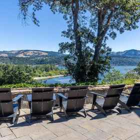 Primary image1Cliffside Oasis 4 Bedroom Home,Husum Hills Golf Course飯店