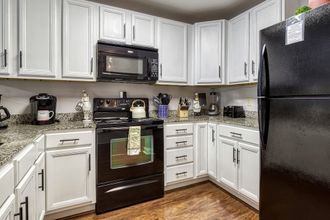 其他 4 Luxurious Renovated Pool Basketball Playground