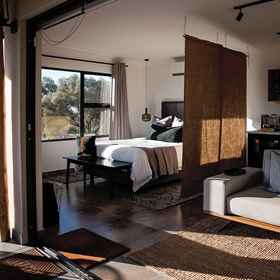 Living area 1 Wagyu Mountain Lodges, Hotel Drakenstein