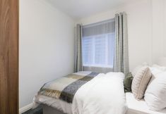 Others 7 Perfectly Located Apartment Above Tube Station