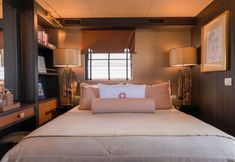 Others 7 House of Hütter - Floating Home Goldfinger