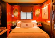 Others 2 House of Hütter - Floating Home Goldfinger