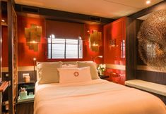 Others 6 House of Hütter - Floating Home Goldfinger