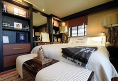 Others 5 House of Hütter - Floating Home Goldfinger