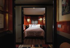 Others 4 House of Hütter - Floating Home Goldfinger