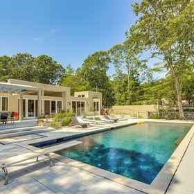 Primary image1Hamptons Home w/ Private Pool, 1 Mi to Beach!,美好家园博物馆飯店