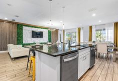 Others 7 UpstaySpaciousHomePoolHotTubSleeps27