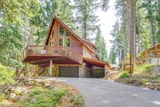Others Cle Elum Cabin w/ Hot Tub, 4 Grills & Game Room!