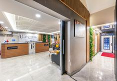 Lainnya 6 Roys Hotel & Suites