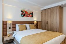 Lainnya Roys Hotel & Suites