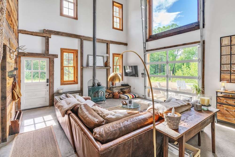 山の上で篭る、断崖の上のシンプルな山小屋「Mountain cabin by