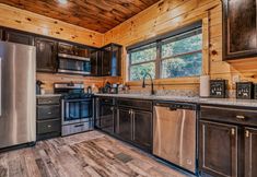 Others 7 Brand New 4 4 Minutes to Dollywood Hot Tub