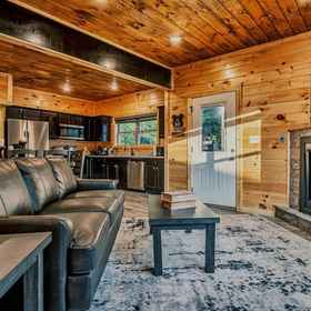 Room 1 Brand New 4 4 Minutes to Dollywood Hot Tub, Hotel Pigeon Forge