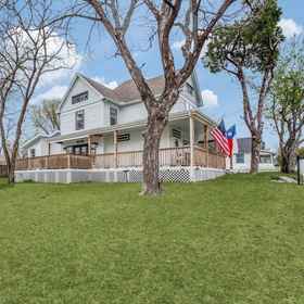 Primary image 1 The Rogers House Circa 1902 4 Bedroom Home by RedAwning, Khách sạn Collin County