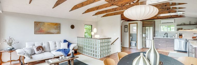 기타 Game Room & Yard: Mid-century Modern Kingston Home