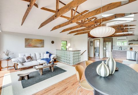 기타 Game Room & Yard: Mid-century Modern Kingston Home