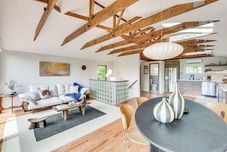 기타 Game Room & Yard: Mid-century Modern Kingston Home