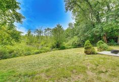 기타 6 Game Room & Yard: Mid-century Modern Kingston Home