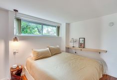 기타 3 Game Room & Yard: Mid-century Modern Kingston Home