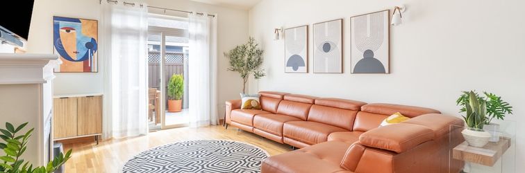 其他 Luxury Home Reading & Game Room Outdoor Dining 3 Bedroom Home by RedAwning