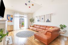 其他 Luxury Home Reading & Game Room Outdoor Dining 3 Bedroom Home by RedAwning