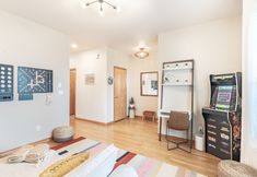 其他 4 Luxury Home Reading & Game Room Outdoor Dining 3 Bedroom Home by RedAwning