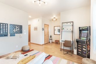 其他 4 Luxury Home Reading & Game Room Outdoor Dining 3 Bedroom Home by RedAwning