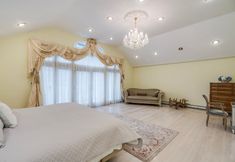 其他 7 Serene Haven: Stunning Yard, Pool, And Views 4 Bedroom Home by RedAwning