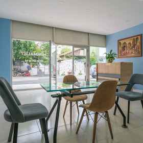 Reception1Minimalist Suit Otel,阿塔谢希尔飯店