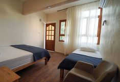 อื่นๆ 4 Pin Traveler House & Cocktail