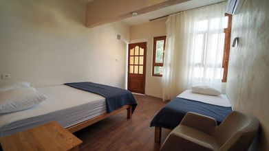 อื่นๆ 4 Pin Traveler House & Cocktail