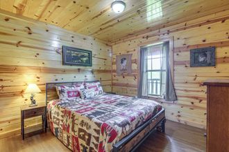 其他 4 Serene Sevierville Cabin w/ Deck & Mountain Views!