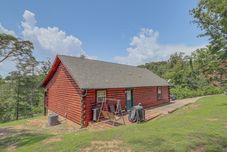 其他 Serene Sevierville Cabin w/ Deck & Mountain Views!