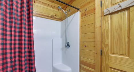 其他 2 Serene Sevierville Cabin w/ Deck & Mountain Views!