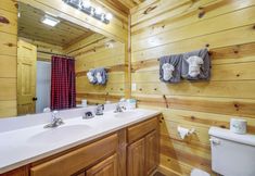 其他 7 Serene Sevierville Cabin w/ Deck & Mountain Views!
