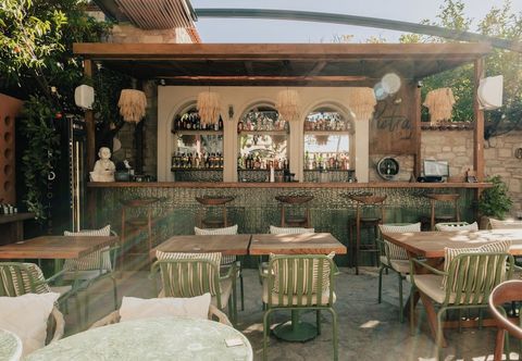 Others Pietra Social House