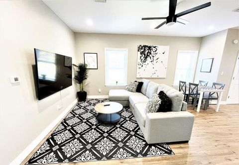 อื่นๆ The Loft at Park Place - 3rd Floor Walk up King and Queen Beds Fast Wifi and Free Coffee