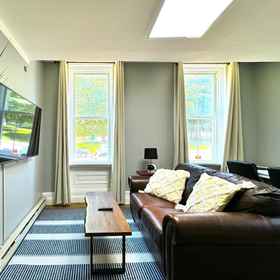 Room1公園廣場的格雷森 - 舒適且全新裝修,配有特大床,免費咖啡和快速Wifi的飯店,白兰地酒购物中心飯店