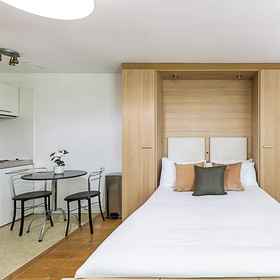 Room 1 Modern Studio Apartment - St Georges Wharf, River Park Tower Marketing Suite Hotels
