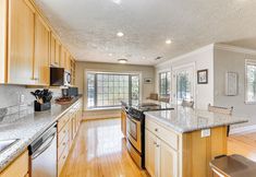 기타 7 8 Mi to Jacksonville: Oregon Getaway w/ Deck!