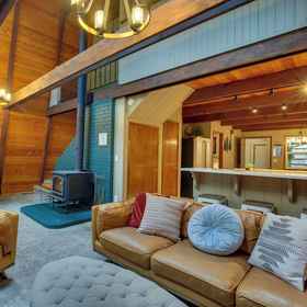 Primary image1Rhododendron Family Cabin: Hot Tub & Deck!,The Courses at Resort at the Mountain飯店