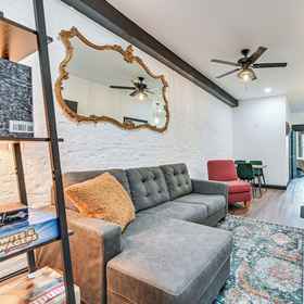 Primary image1Apartment w/ Deck in Albany, Walk to Downtown!,奥尔巴尼县飯店