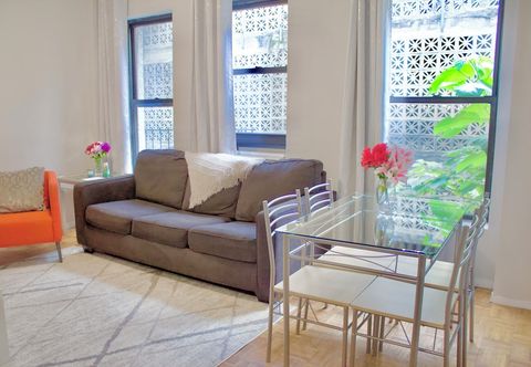 Khác One Block Away From Times Square